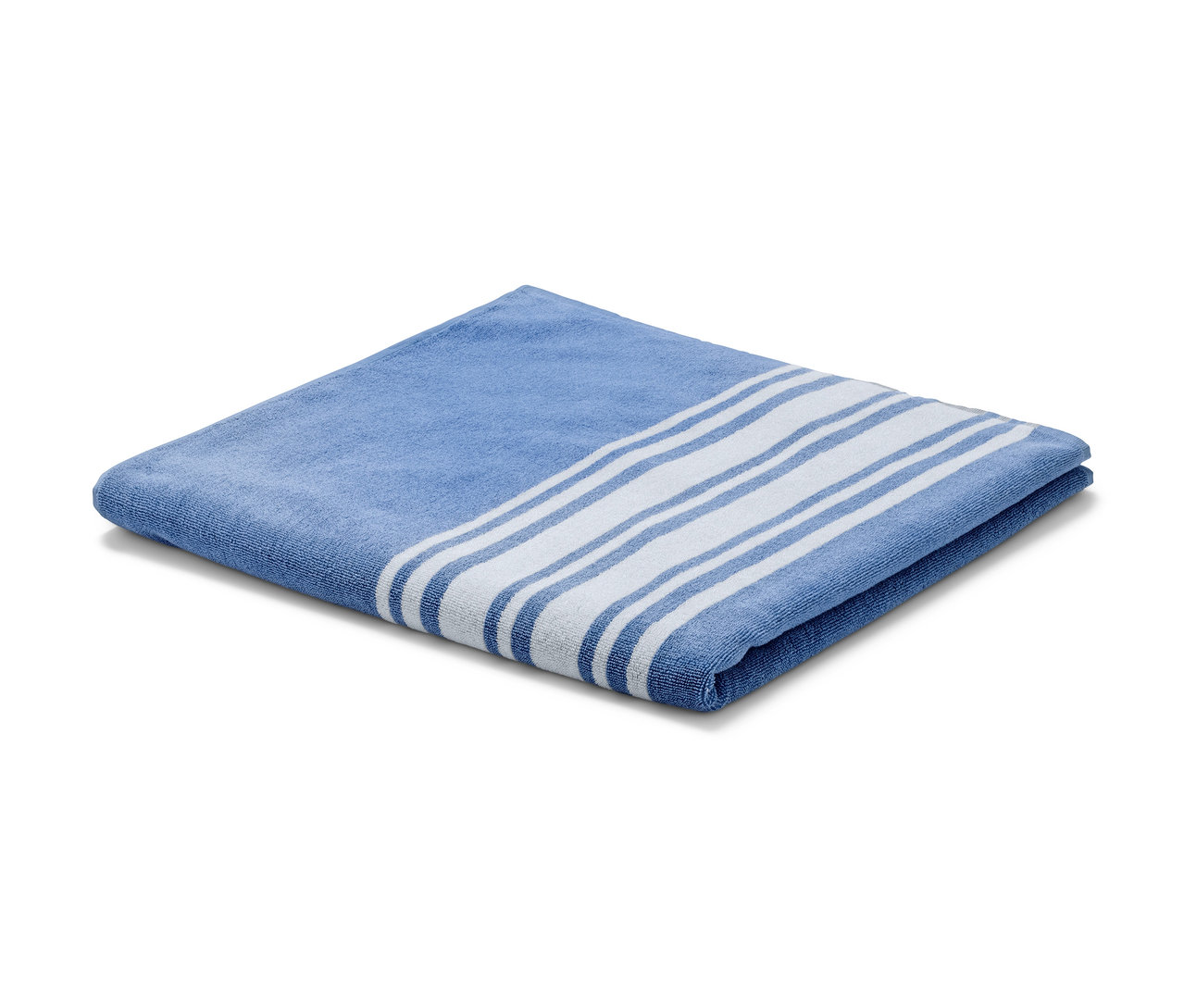 Ein extragroßes, blaues Badetuch mit weißen Streifen, gefaltet auf einem weißen Hintergrund.