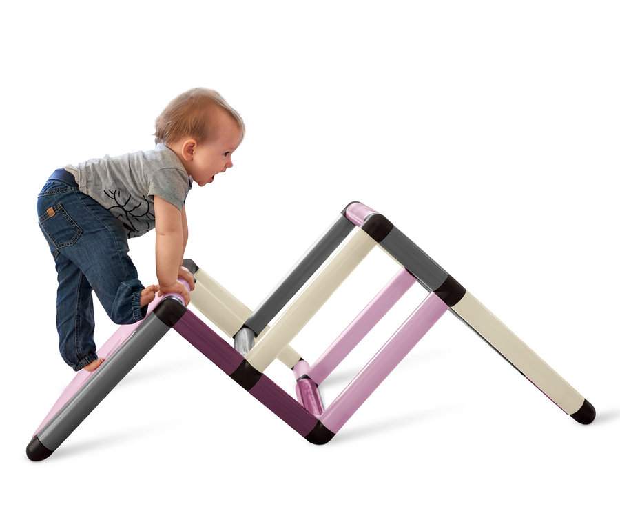 Ein Kind klettert auf ein Quadro-Home-BEGINNER-Set mit lila-, grau- und cremefarbenen Rohren.