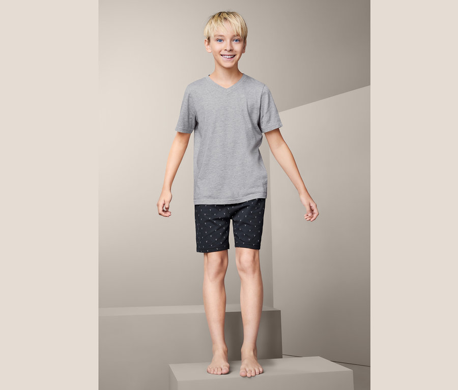Junge trägt Jungen-Shorty-Pyjama.