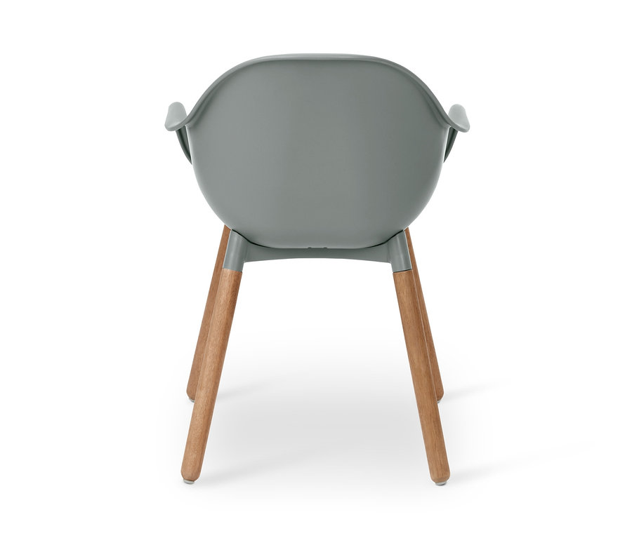 Detailansicht von hinten eines grauen Schalenstuhls mit Armlehnen und Holzbeinen.