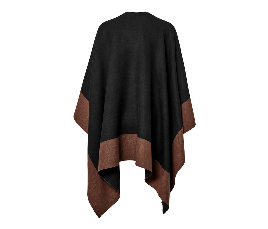 Ein schwarzer Wende-Poncho mit braunem Saum.