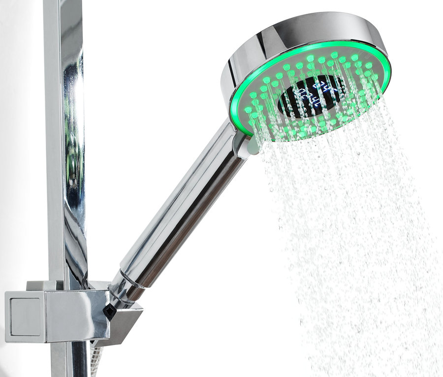 Wasser fließt aus einem verchromten LED-Duschkopf mit Wasserverbrauchsanzeige.