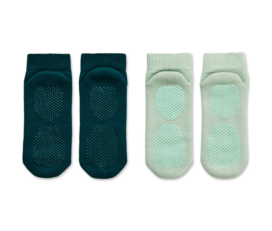 Zwei Paar grüne Yogasocken.