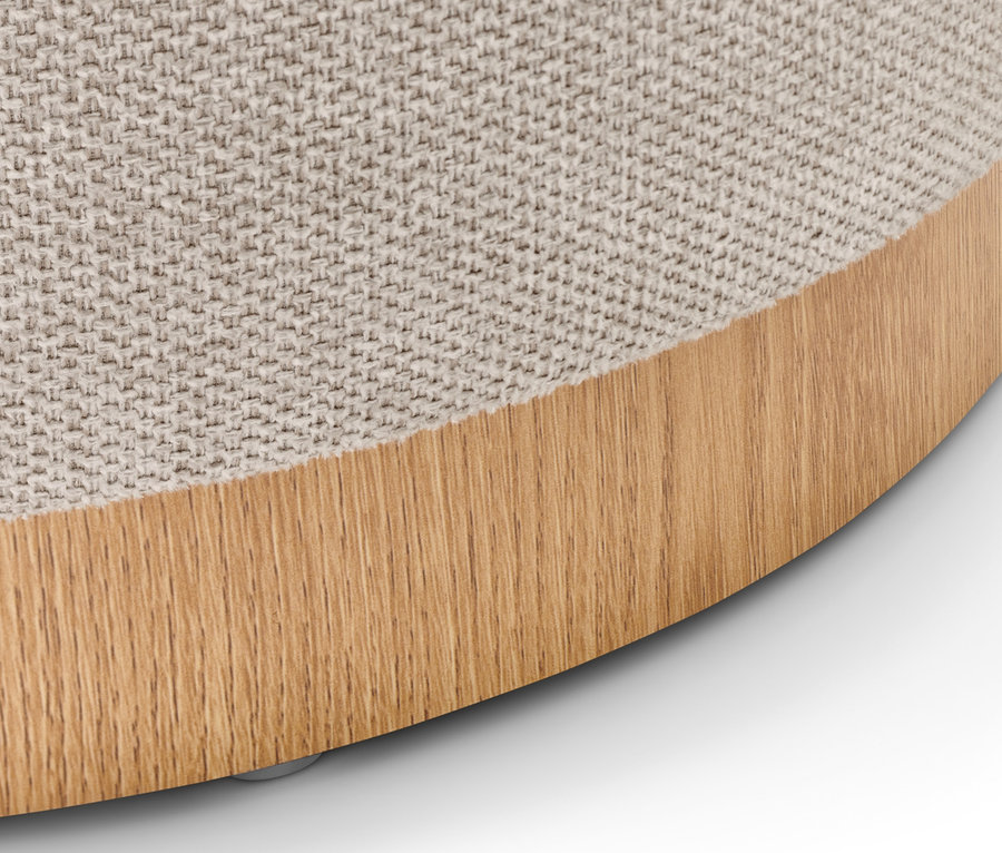 Detailansicht eines beigen Poufs mit Stauraum.