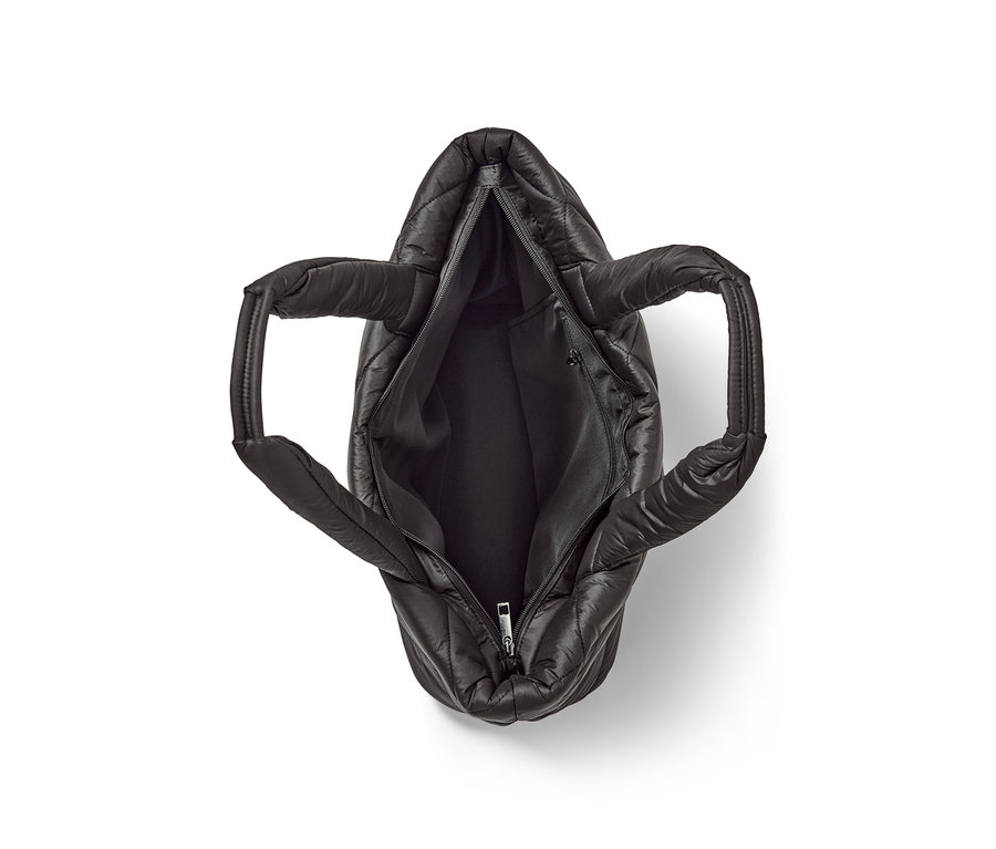 Schwarzer gesteppter Shopper mit offenem Reißverschluss.