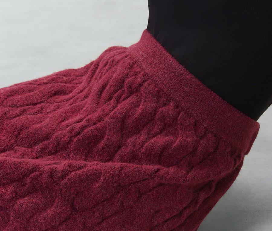 Detailaufnahme eines roten Strickrocks.