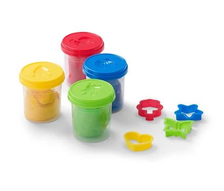 Vier Knete-Set-Dosen in Gelb, Grün, Rot und Blau sowie Ausstechformen in Herz-, Schmetterlings-, Blumen- und Sternform.