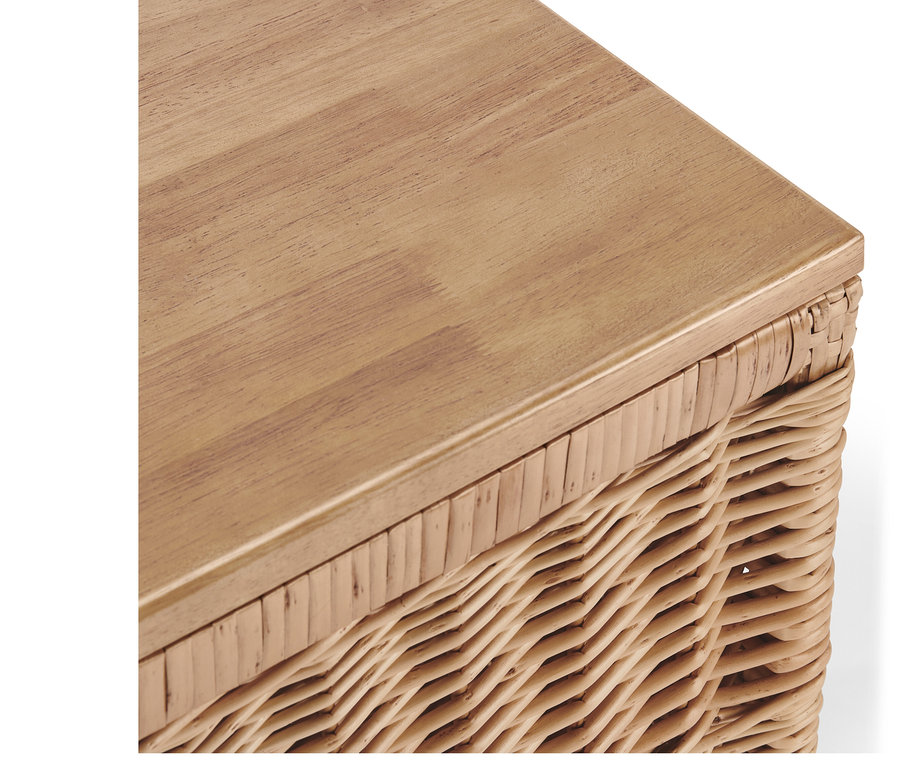 Detailansicht der Oberseite einer hohen Truhe aus Geflecht.