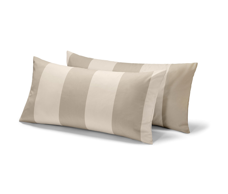 Zwei beige gestreifte Edelflanell-Kopfkissenbezüge.