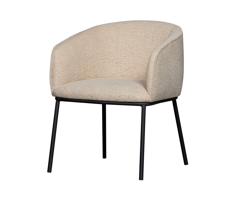 Ein Woood Stuhl »Leon«, naturfarben meliert, mit schwarzen Metallbeinen.