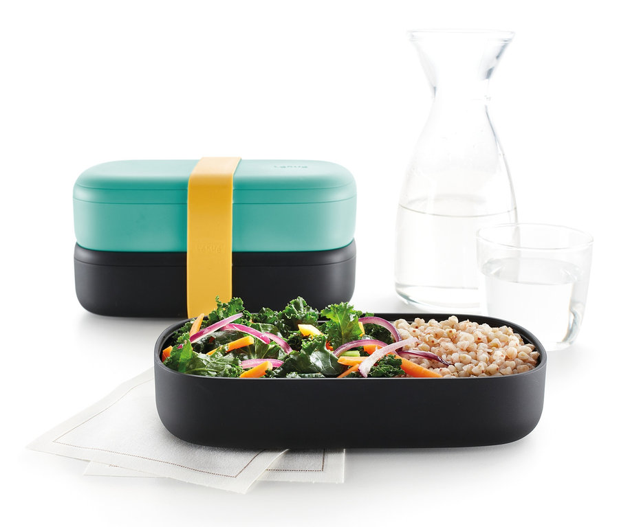 Ein Lunch-Box-Set mit Besteck und Salat.