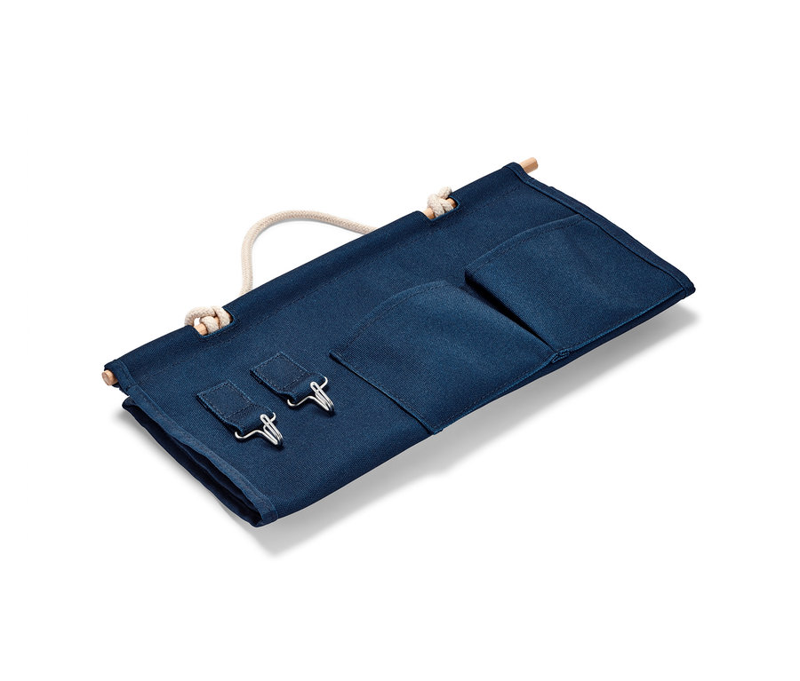 Blauer Hänge-Organizer mit Taschen und Haken.
