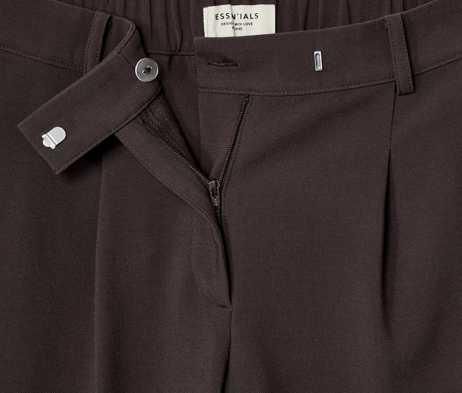 Detailaufnahme einer Webhose mit Bundfalten in Braun.
