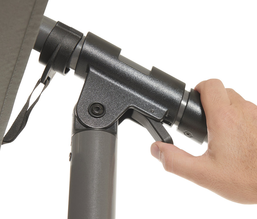 Eine Hand bedient den Mechanismus des anthrazitfarbenen Leco Ampelschirms mit ca. 300 cm Durchmesser.