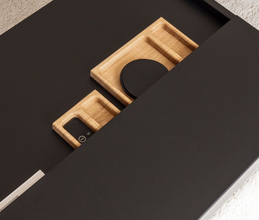 Schwarzer Couchtisch »Lova« mit Holztabletts.