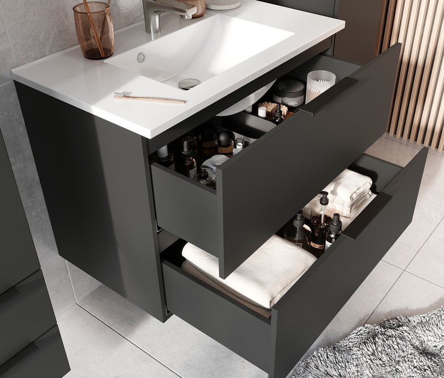 Geöffnete Schubladen unter dem Waschbecken zeigen Stauraum mit Toilettenartikeln und Handtüchern. Dalvik Waschtisch-Unterschrank