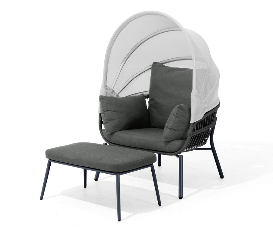 Ein schwarzer Leco Sessel mit Fußhocker und grauen Kissen auf einem weißen Hintergrund.