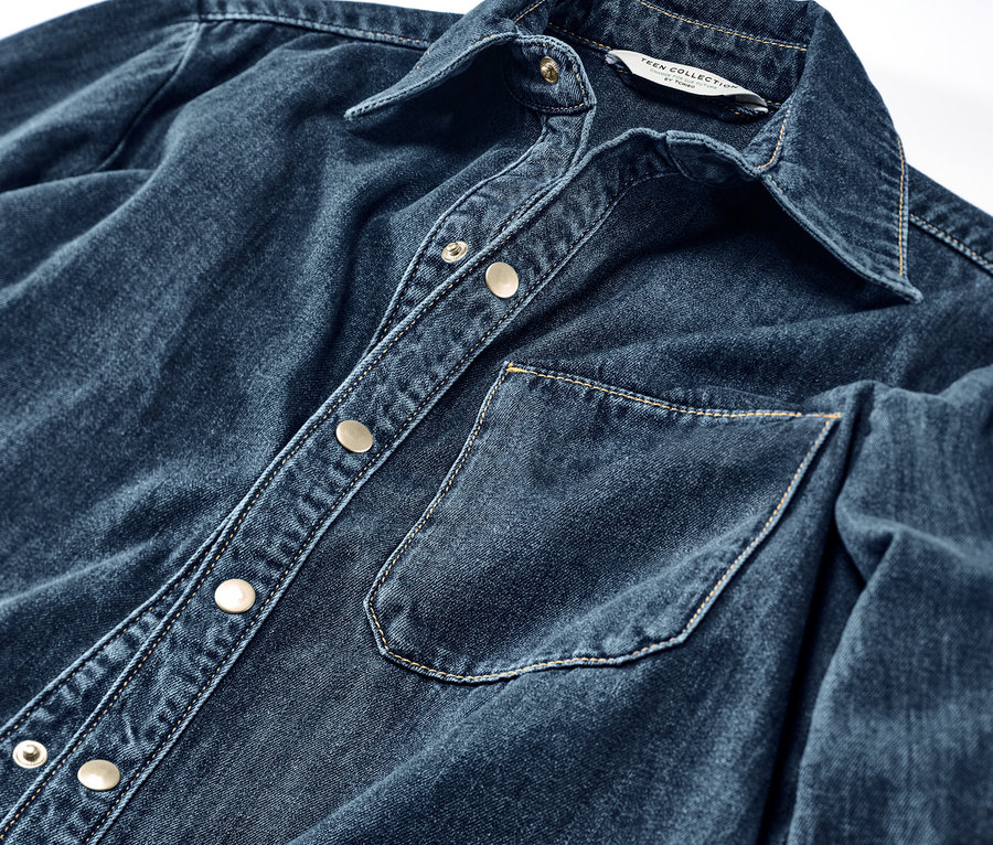 Blaues Kinder-Jeanshemd mit Knöpfen und Brusttasche.