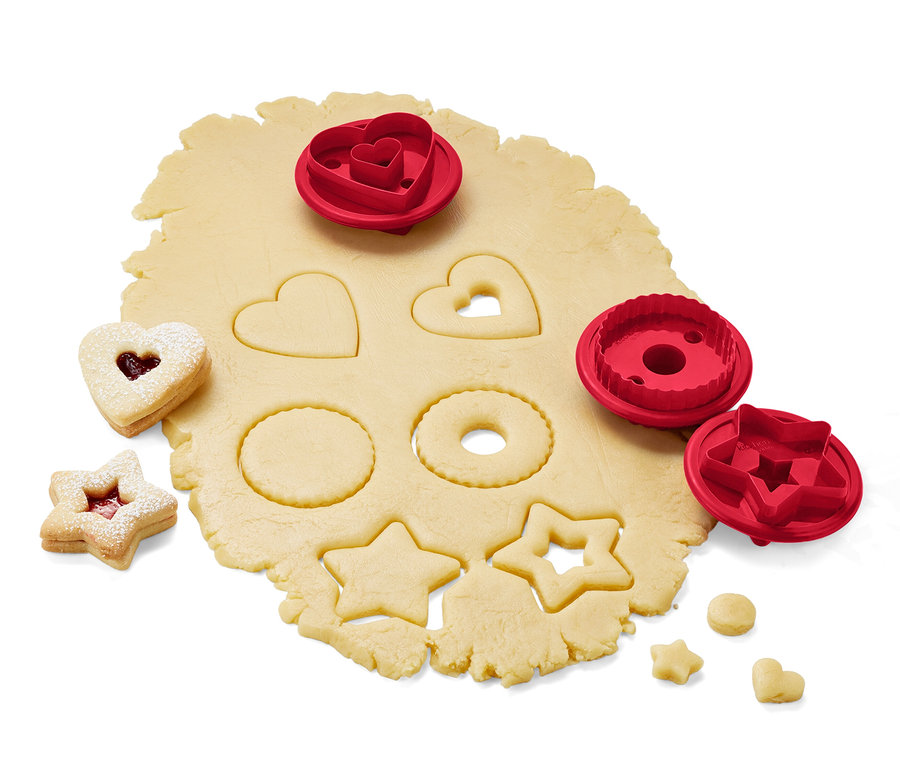 Teig mit 3 Linzer-Plätzchen-Ausstechern in Herz-, Stern- und Kreisform.