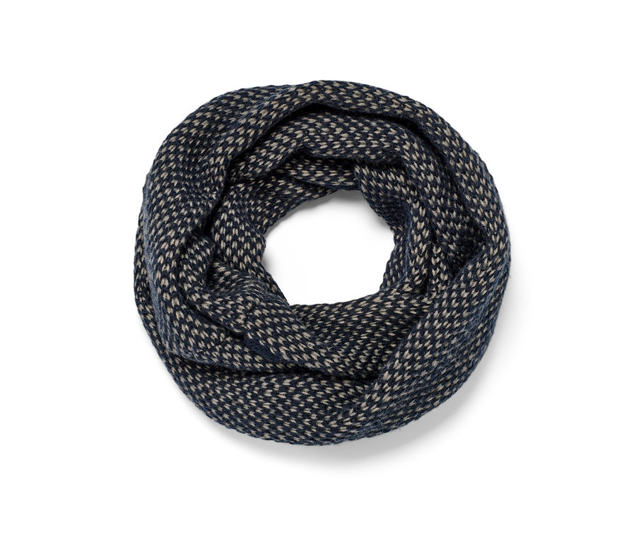 Detailaufnahme eines Strick-Loopschals in Dunkelblau und Beige.