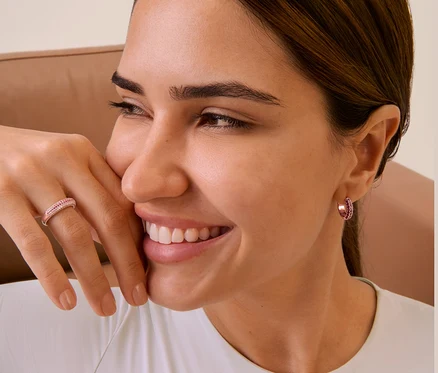 Detailaufnahme einer Frau mit 925 Silber Creolen und einem 925 Silber Ring.
