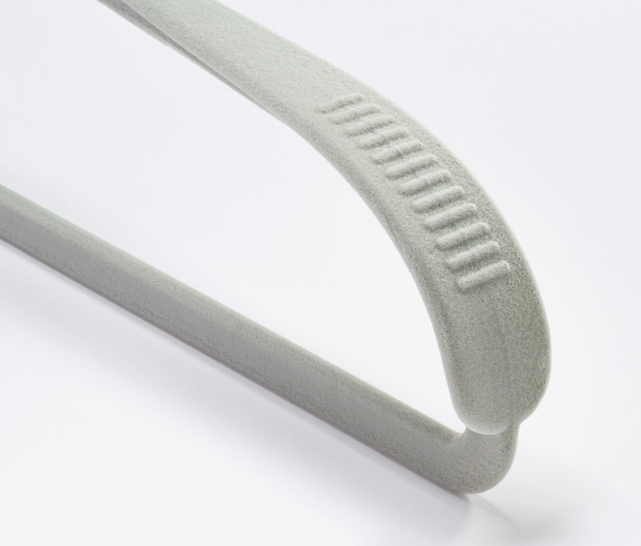 Detailaufnahme eines der 4 schulterverstärkten Kleiderbügel.