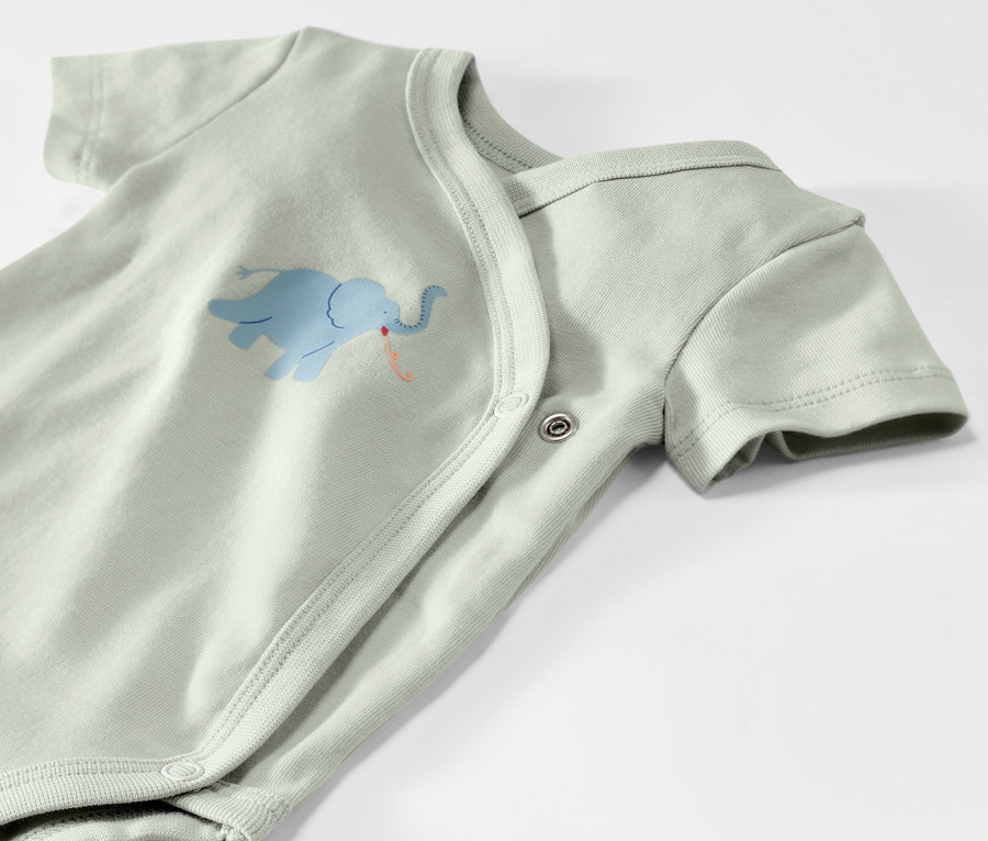 Detailansicht eines 5er-Sets Baby-Bodys mit Mitwachsfunktion, verziert mit einem blauen Elefanten.