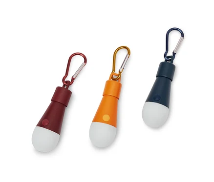 Drei LED-Deko-Lichter mit Karabinerhaken in Braun, Orange und Blau.