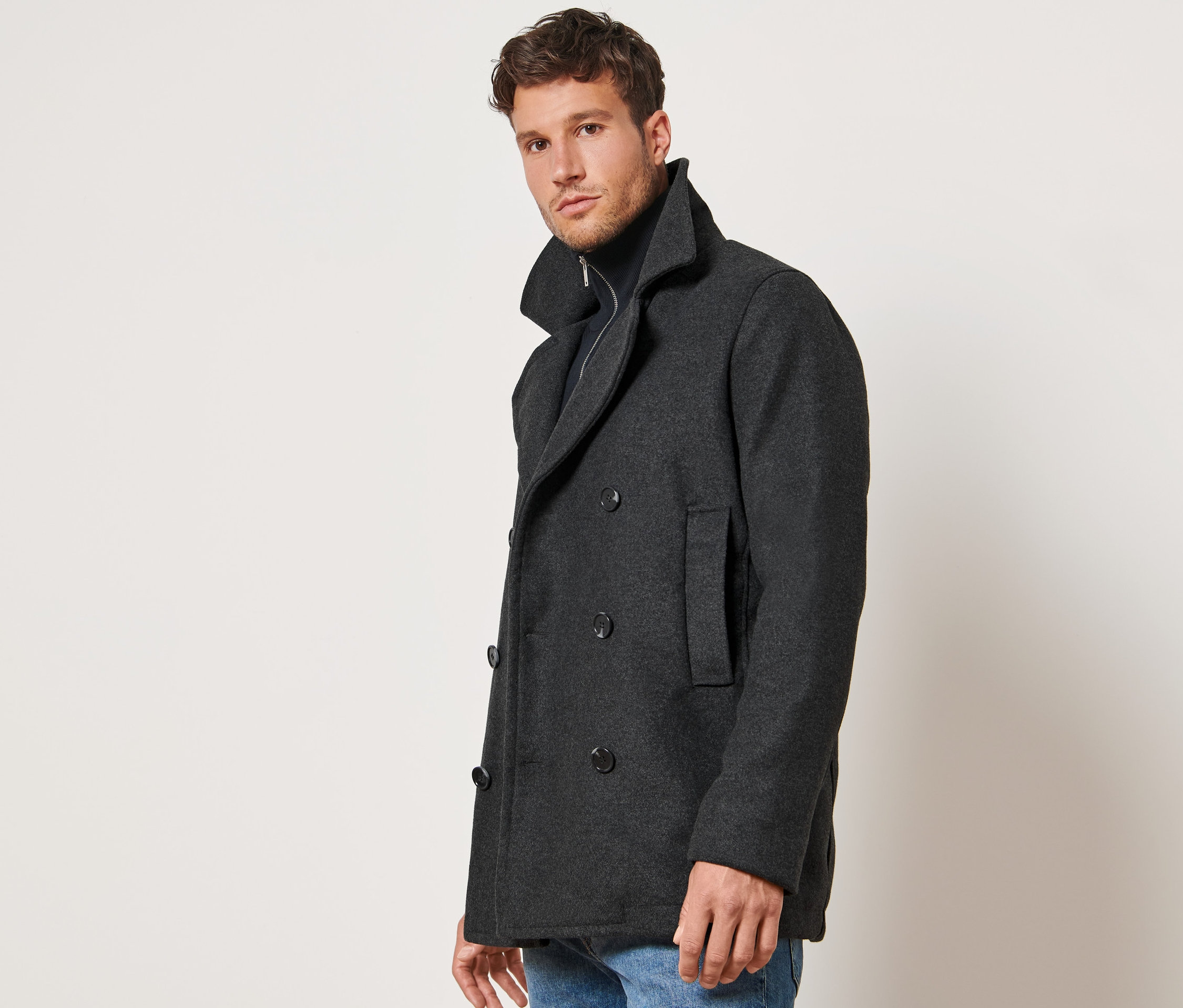 Mann trägt eine Cabanjacke.