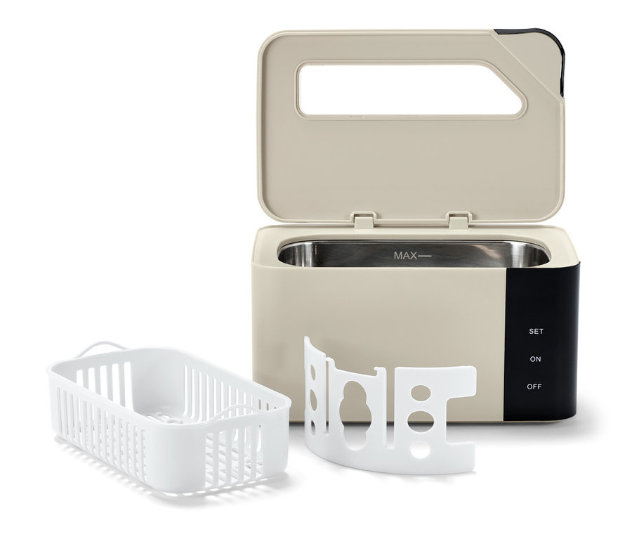 Geöffneter beiger Ultraschallreiniger mit weißem Korb und Halterung.