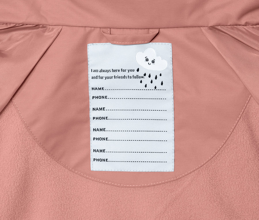 Detailansicht einer rosa Kleinkind Thermo-Regenjacke mit einem Etikett für Name und Telefonnummer innen.