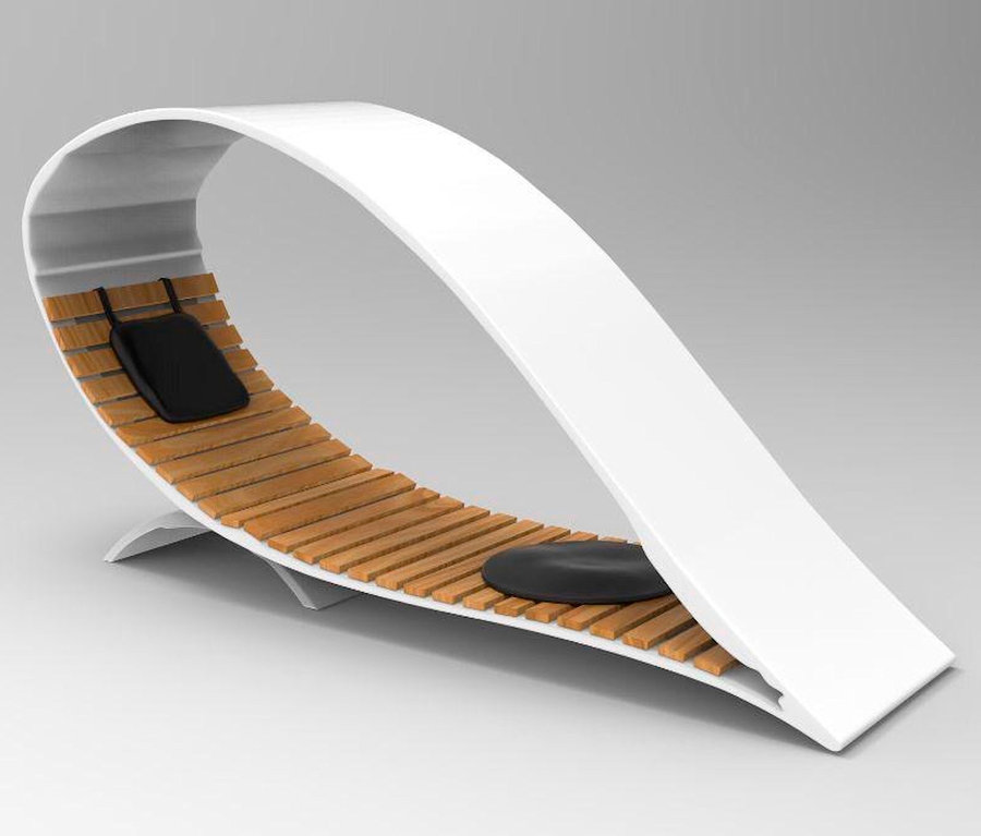 Weiße Wings for Living Liege »Ibiza« mit Holzlatten und schwarzen Kissen.