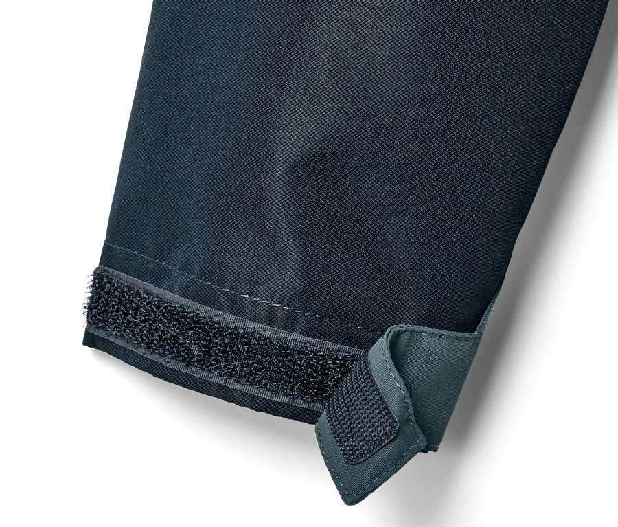 Detailansicht des Ärmels einer Kinder-Allwetterjacke mit verstellbarem Klettverschluss.