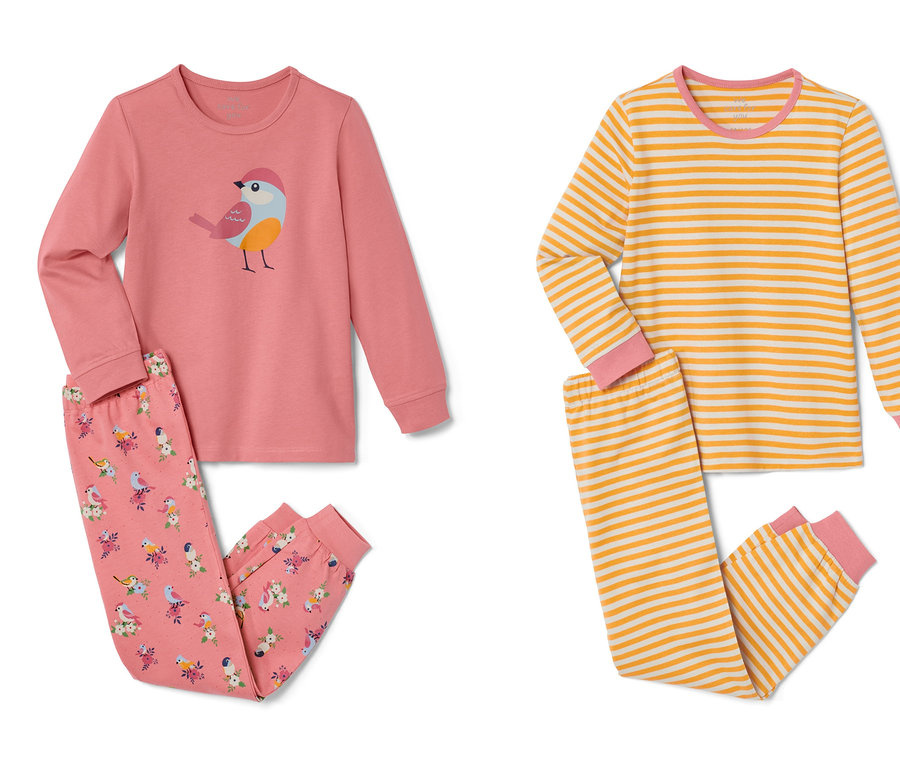 Zwei Kleinkind-Pyjamas: Ein lachsfarbener mit Vogel-Print, ein gelb-weiß gestreifter.