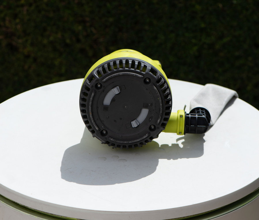 Gelb-schwarze RYOBI 18 V One+ Akku-Tauchpumpe ohne Akku und Ladegerät liegt auf einem weißen Tisch.