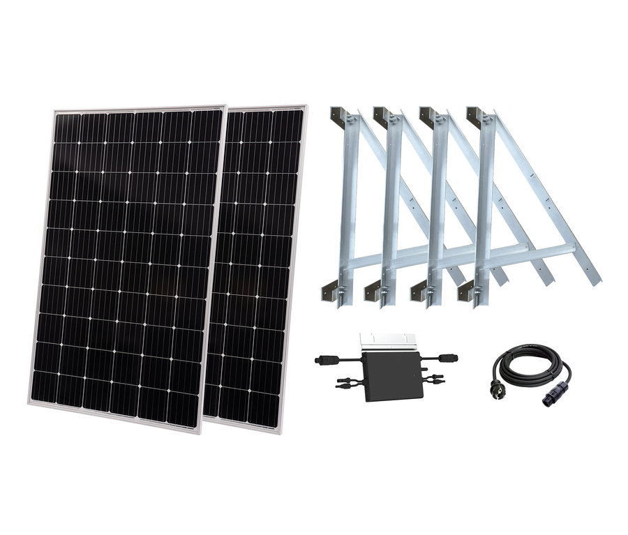 Zwei Solarmodule, Montagehalterungen, ein schwarzer Kasten und ein Kabel.