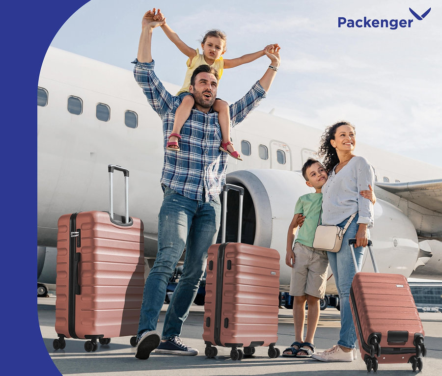 Eine Familie steht vor einem Flugzeug mit drei mauve PACKENGER Hartschalen-Koffern, 3er-Set »Jörn«.