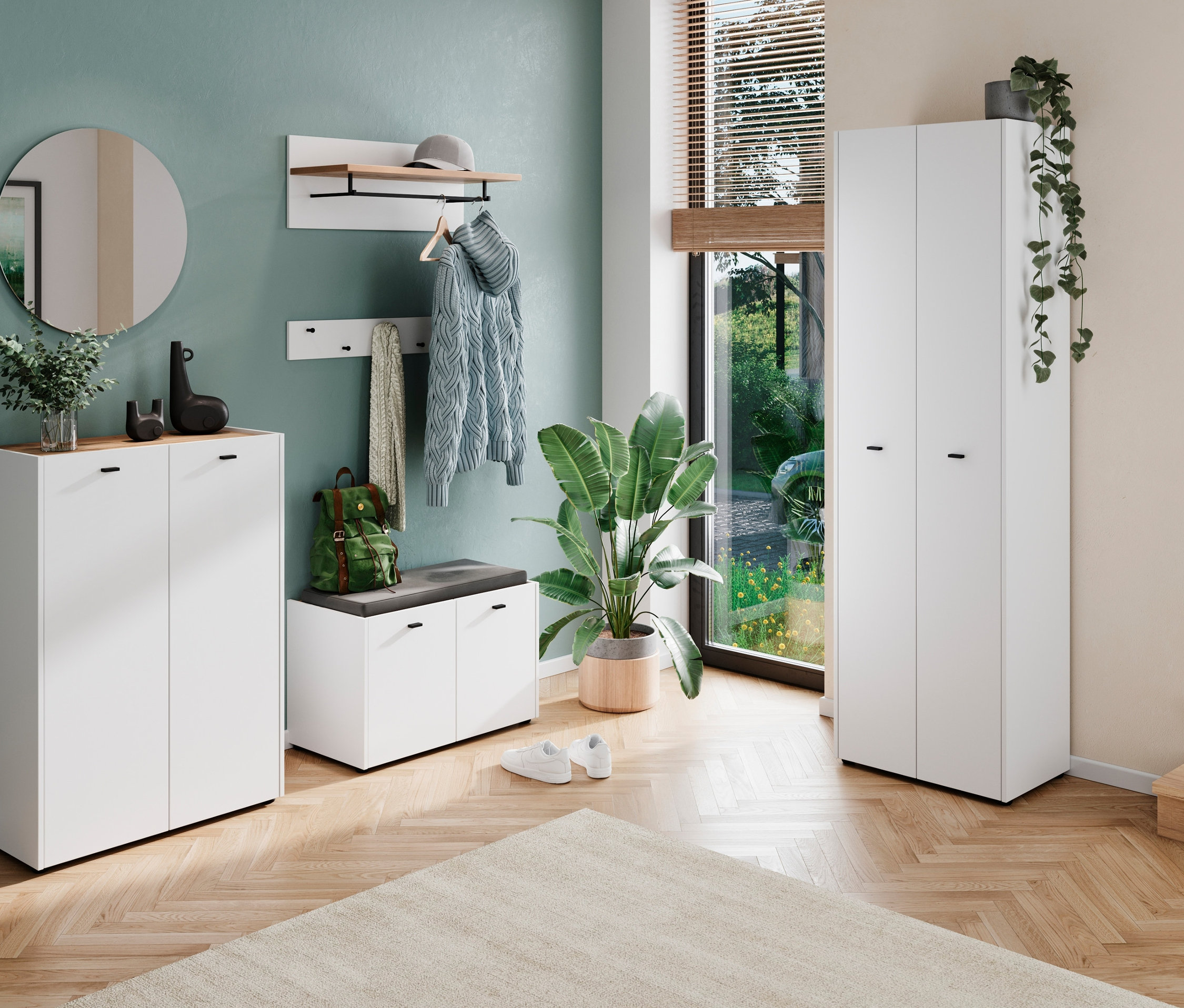 Eingangsbereich mit weißem Schuhschrank, Spiegel und Kleiderablage. Garderobenschrank »Lucena« ist auch vorhanden.