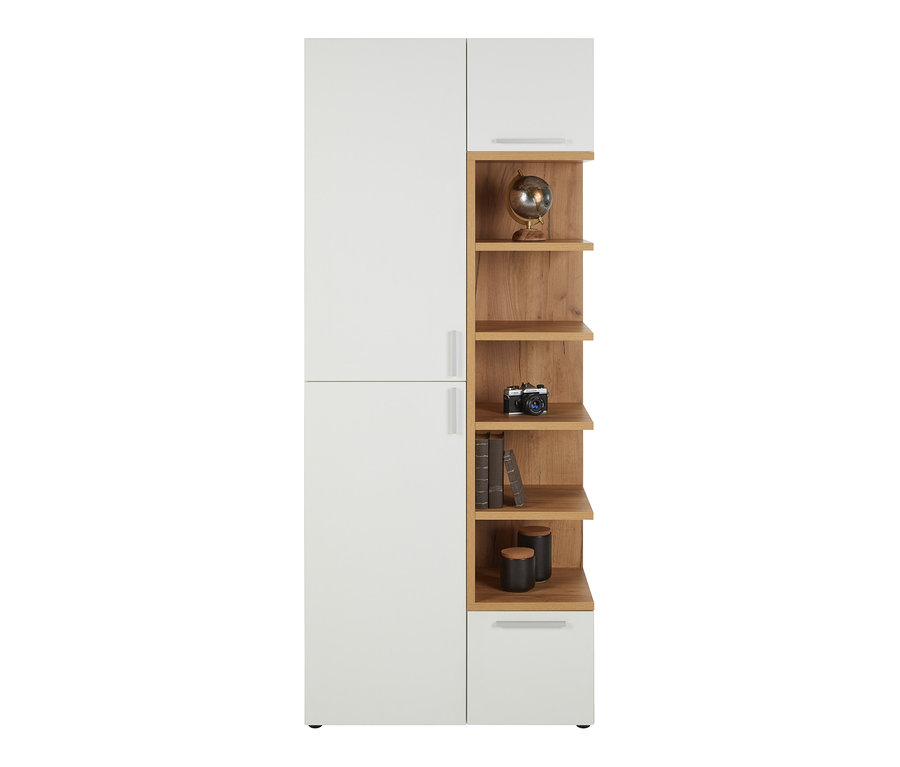 Weißer Schrank mit Holzeinlegeböden, auf denen Bücher, eine Kamera und ein Globus stehen. Auf dem Bild ist die Vitrine »Nonza« zu sehen.