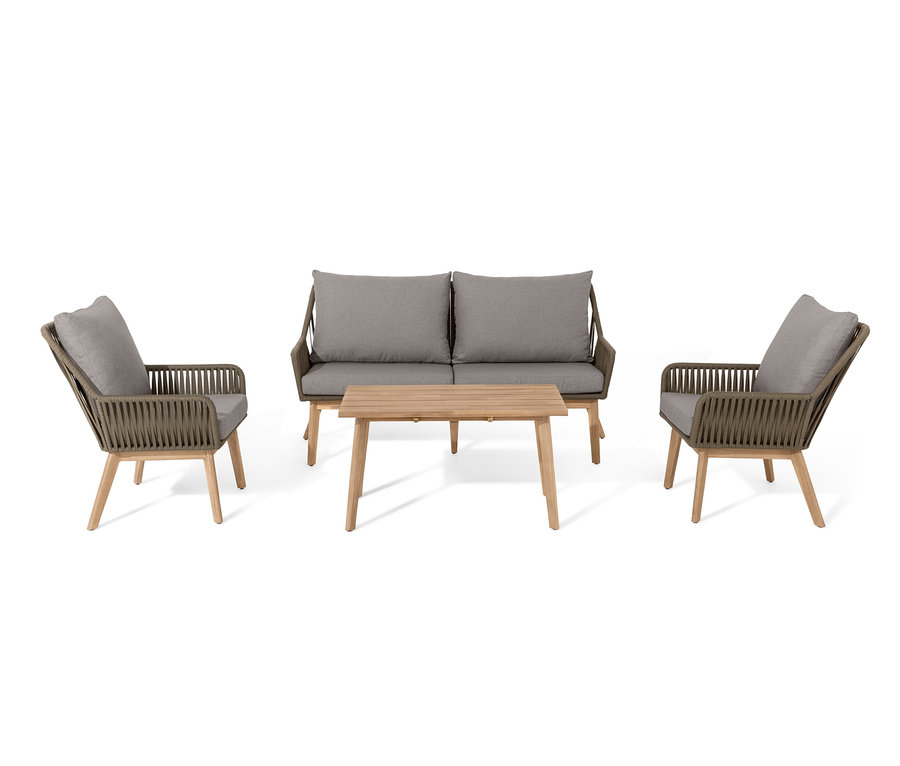 Zwei Sessel und ein Sofa mit grauen Kissen stehen um einen Holztisch herum. Dies ist ein Lounge-Dining-Set.