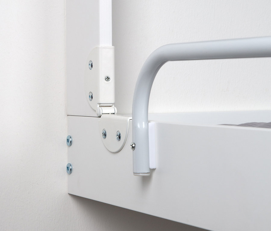 Detailansicht eines weißen, an der Wand montierten, zusammenklappbaren roba Wandwickelregals mit Wickelauflage »roba style grau«.