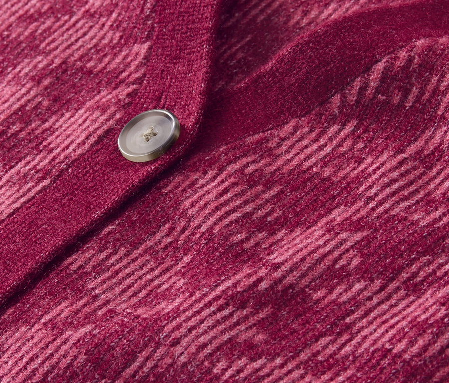 Detailansicht eines grob gestrickten Cardigans mit Hahnentritt-Jacquard.