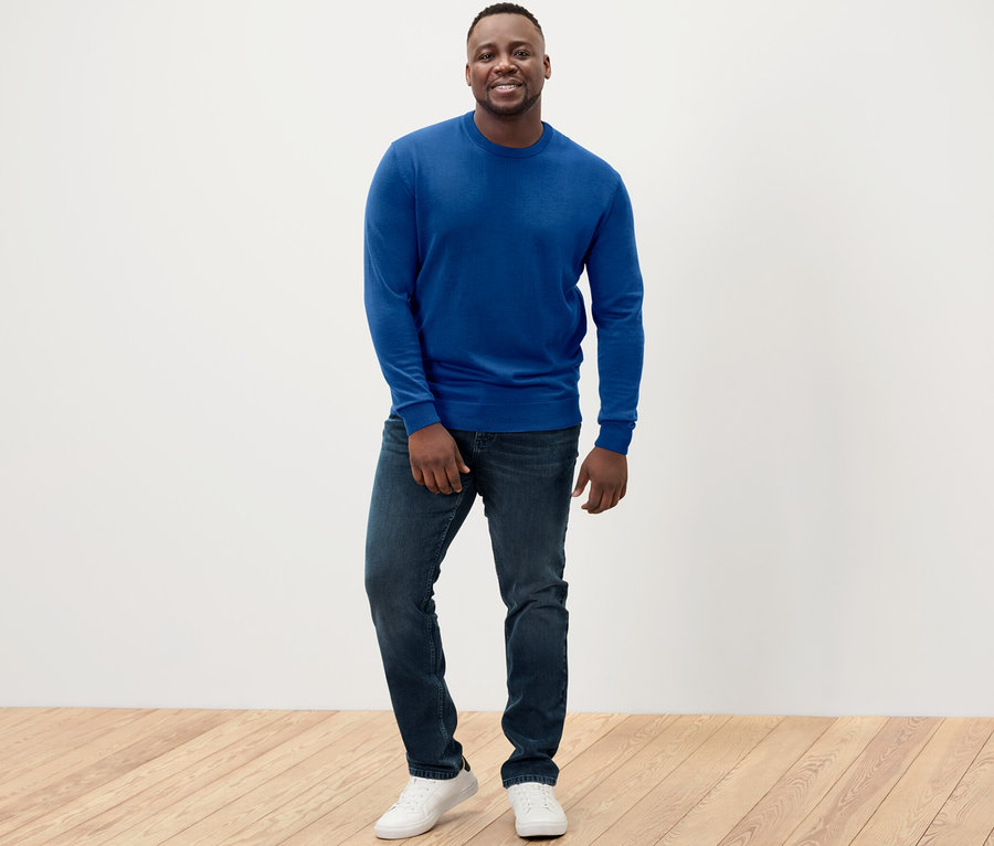 Mann trägt blauen Merino-Pullover.