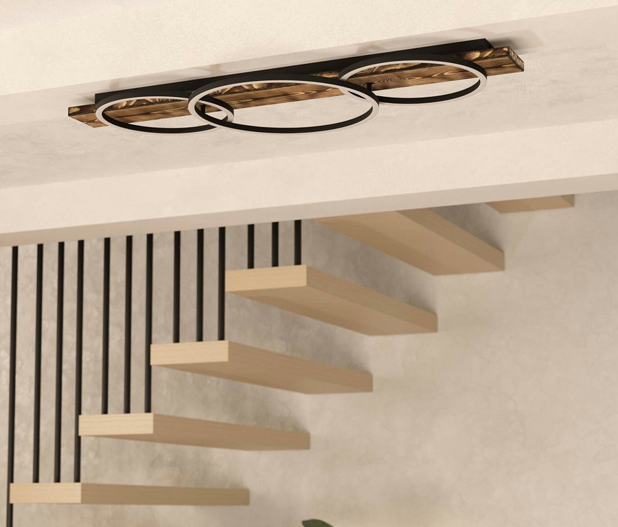 Eine Eglo 3er-LED-Deckenleuchte „Boyal“ hängt über einem Treppenaufgang neben einer Pflanze.