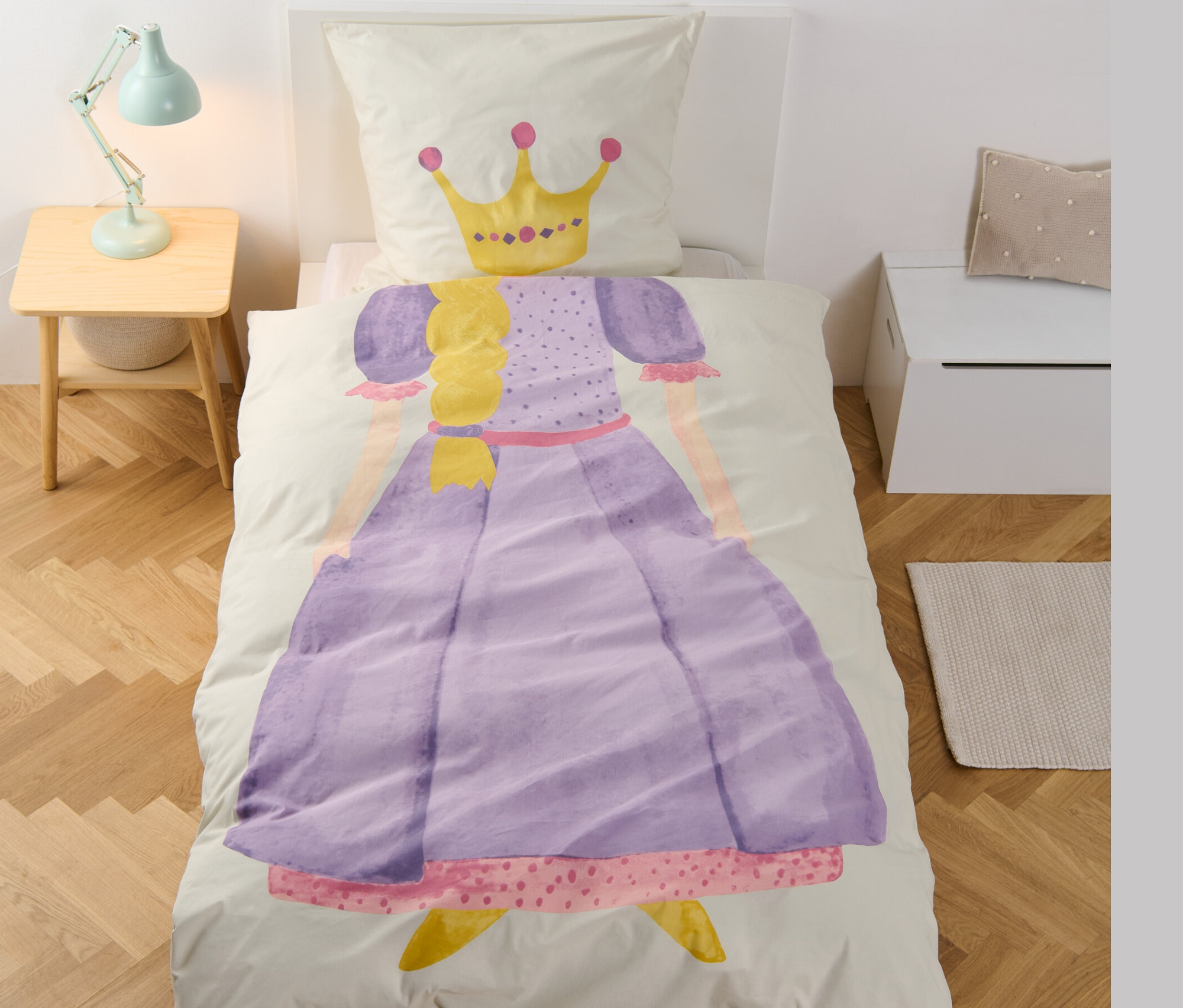 Kinder-Renforcé-Bettwäsche mit Prinzessin-Motiv auf einem Bett.