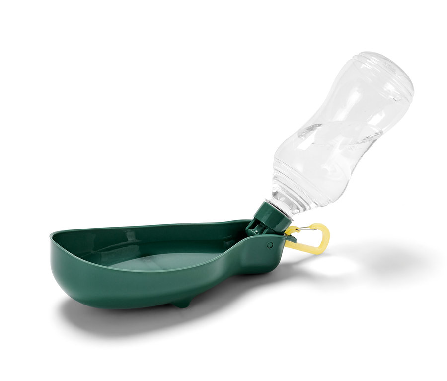 Eine grüne Hunde-Trinkflasche mit integrierter Trinkschale und gelbem Karabiner.