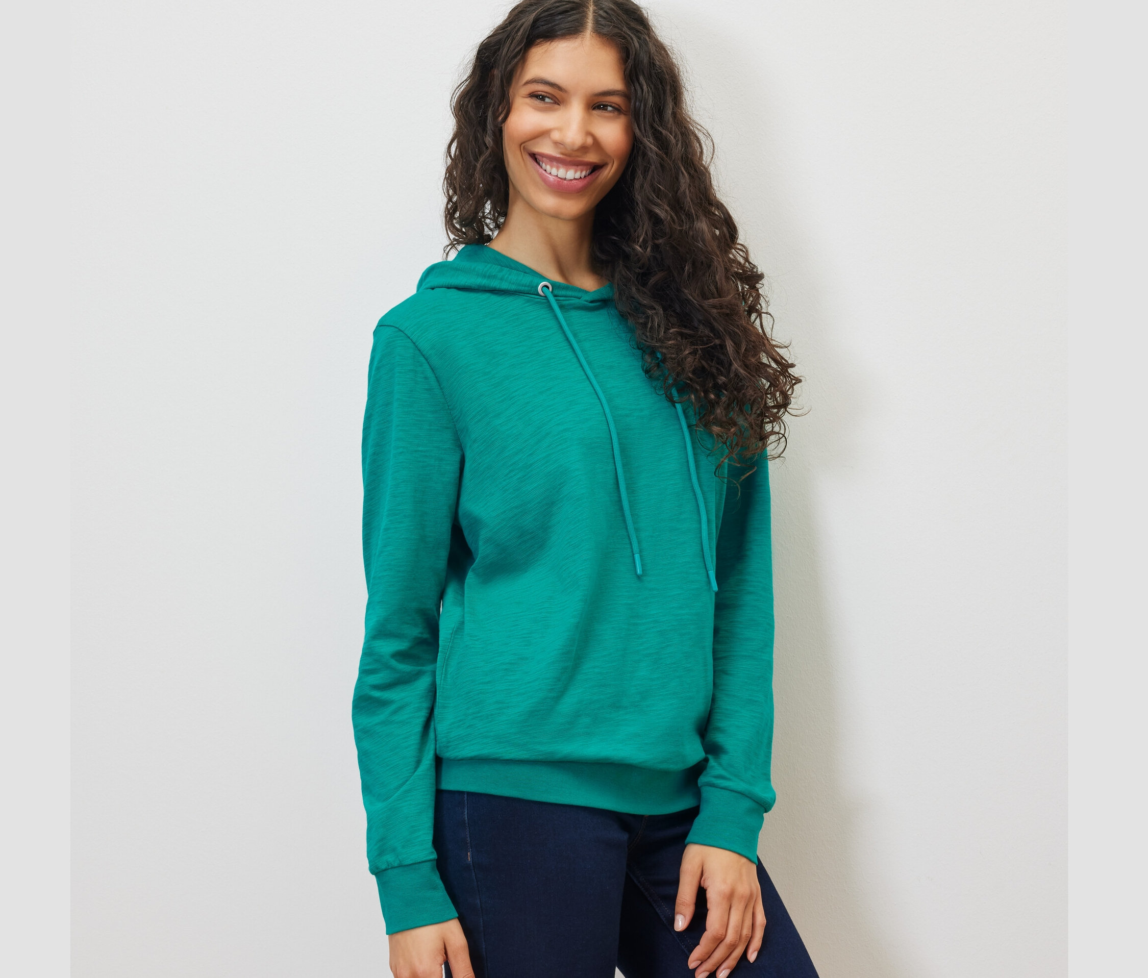 Frau trägt einen Jersey-Hoodie in Aqua.
