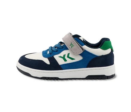 Nahaufnahme eines Lurchi Sneakers »Gaio-S« mit blauen Schnürsenkeln, einer weißen Seite und einer dunkelblauen Schuhspitze.
