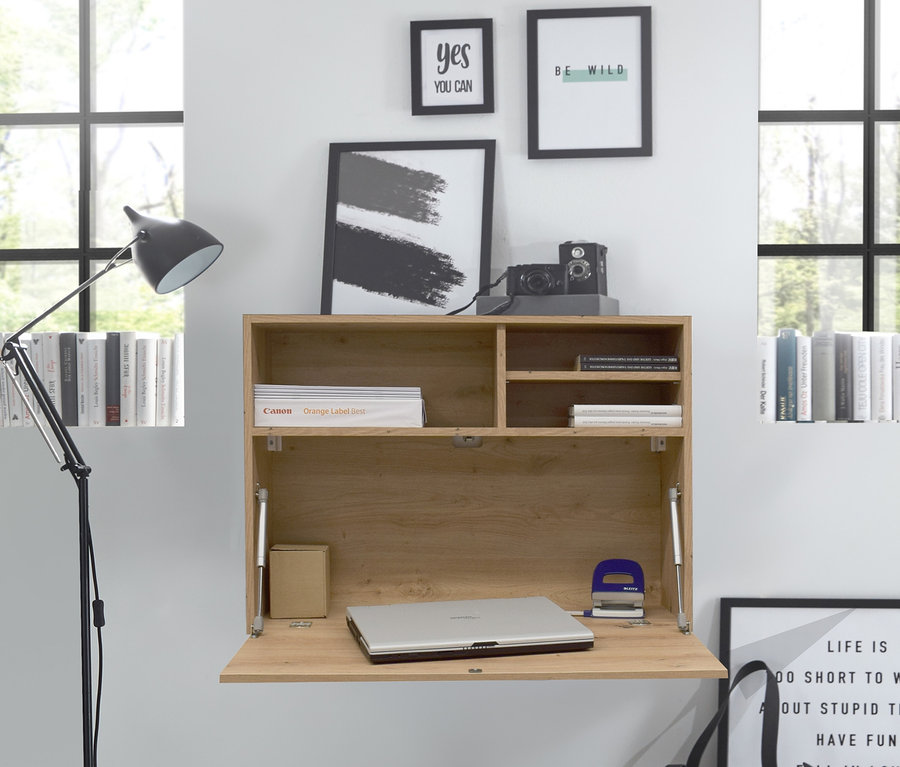 Offener, an einer weißen Wand montierter Hängeschrank aus naturfarbener Eiche mit einem Laptop darin.