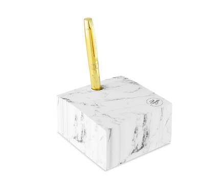Goldener Stift in Notizblock mit Marmormuster.